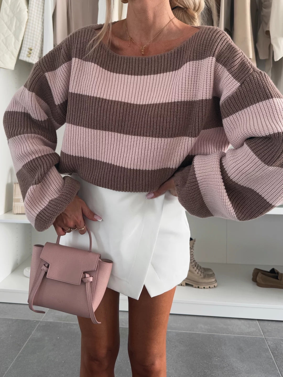 Gemütlicher gestreifter Strickpullover mit Rundhalsausschnitt