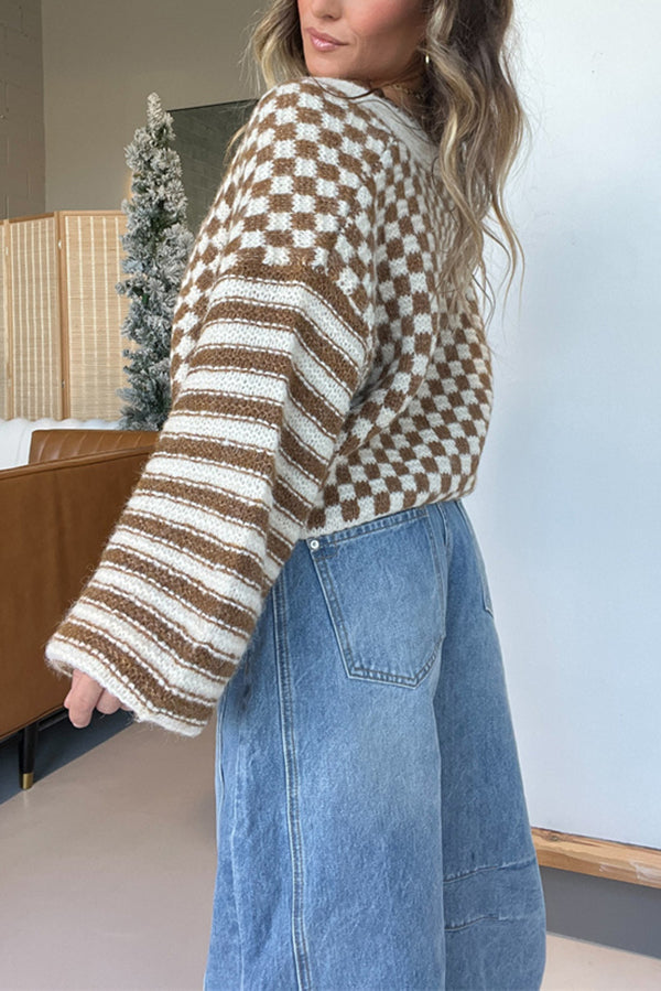 Gemütliche gestreifte leichte Strickjacke mit Karomuster