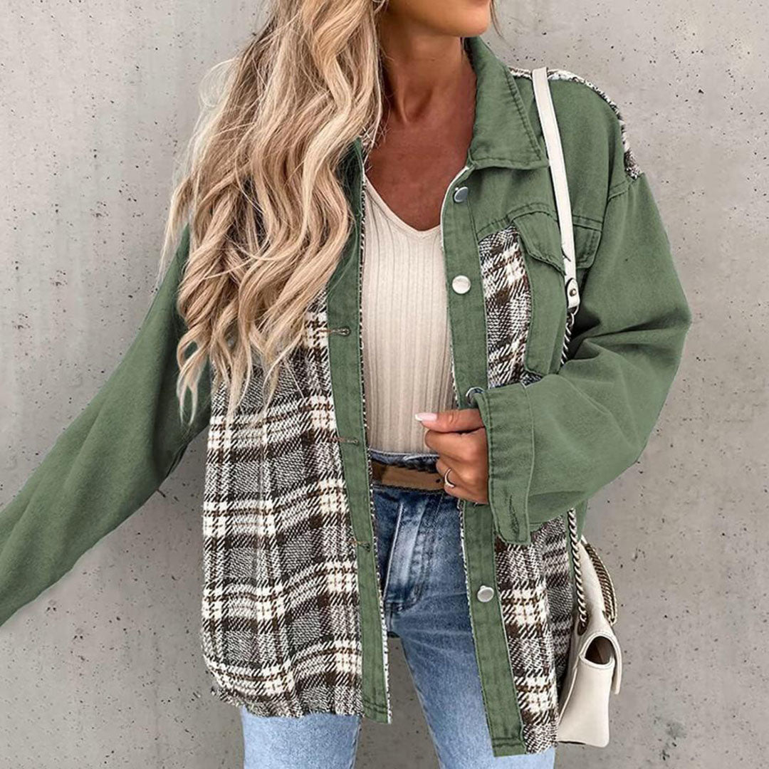 Schicke karierte Jacke mit klassischem Kragen und Knopfdetail