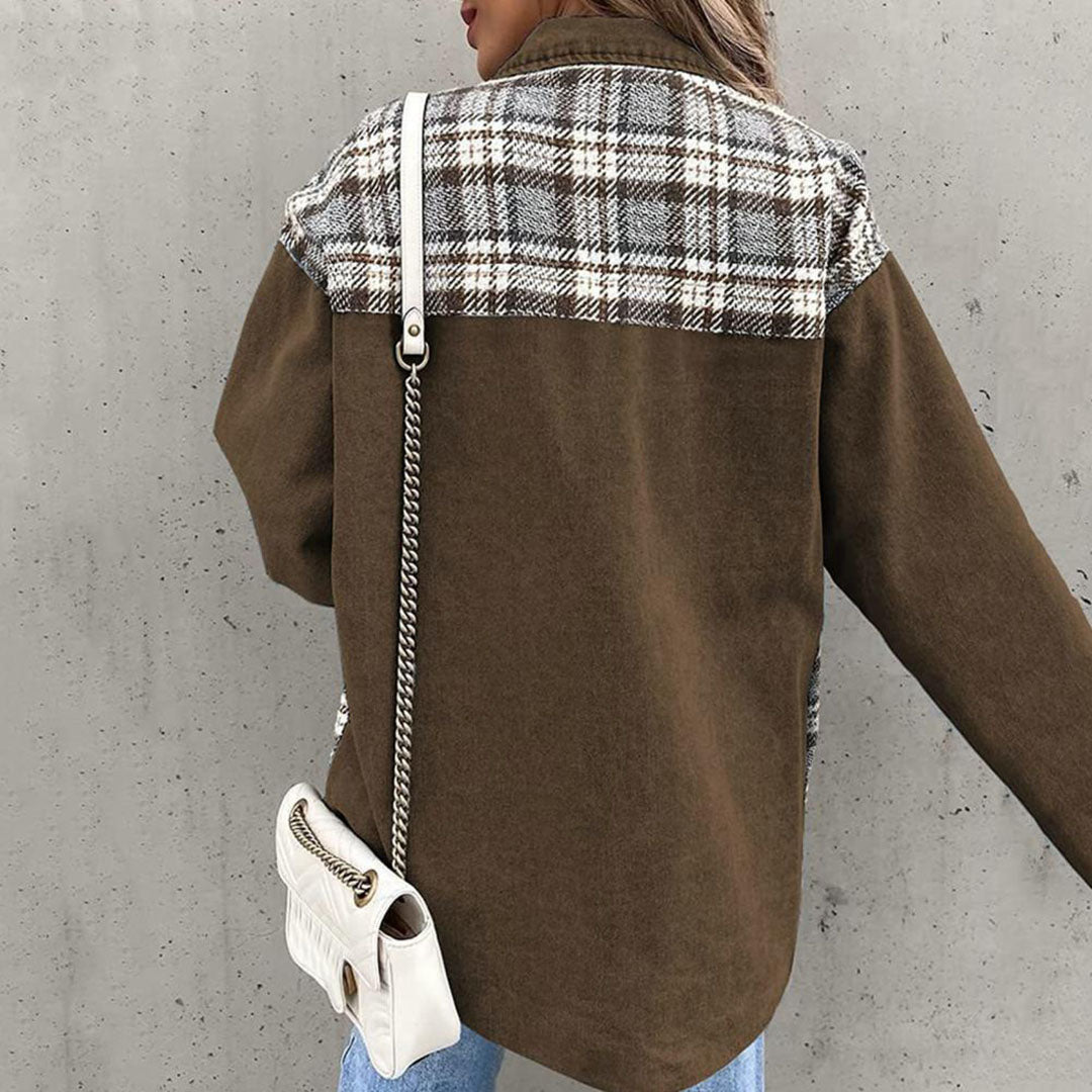 Schicke karierte Jacke mit klassischem Kragen und Knopfdetail