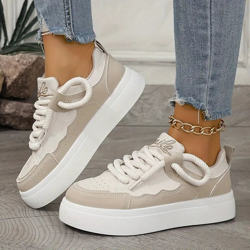 Atmungsaktive Lift-Sneaker mit einfarbigem Design