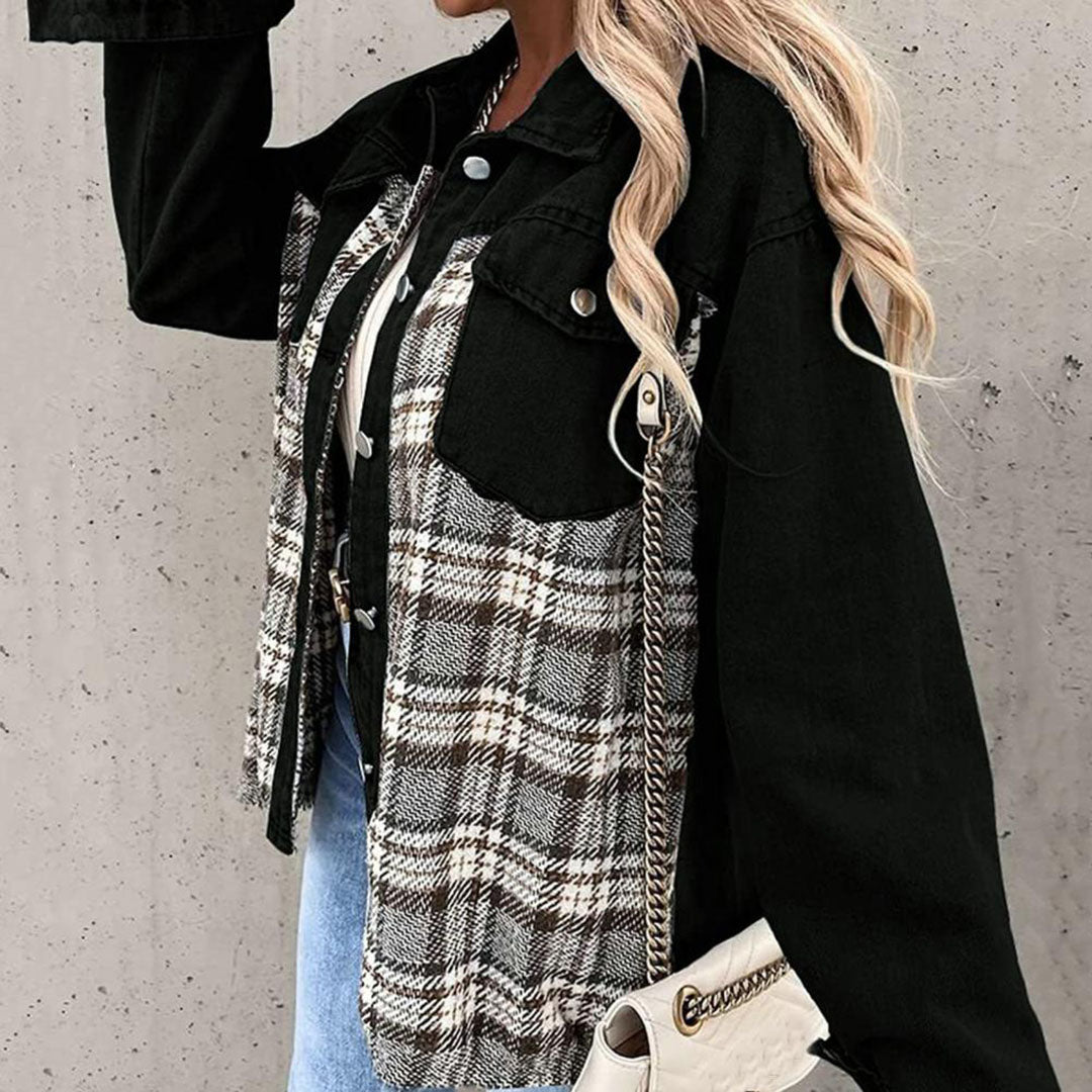 Schicke karierte Jacke mit klassischem Kragen und Knopfdetail