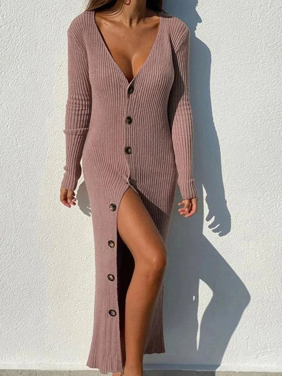 Gemütliches langes Strickkleid mit tiefem, geknöpftem Ausschnitt