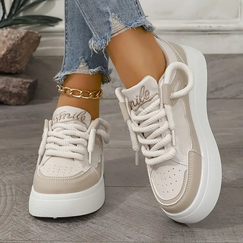 Atmungsaktive Lift-Sneaker mit einfarbigem Design