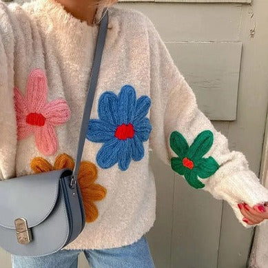 Eleganter Blütenstrickpullover für gemütlichen Saisonstil