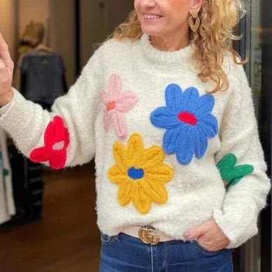 Eleganter Blütenstrickpullover für gemütlichen Saisonstil