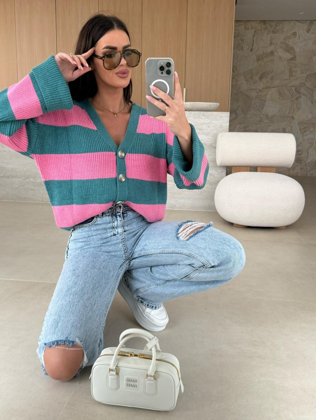 Gemütliche gestreifte gestrickte V-Ausschnitt Strickjacke
