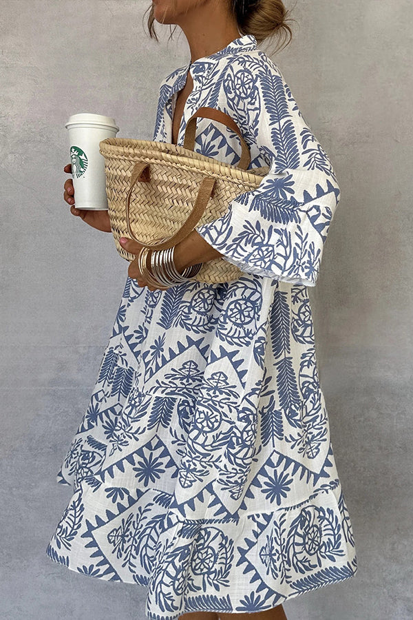Bedrucktes Minikleid mit V-Ausschnitt und Glockenärmeln