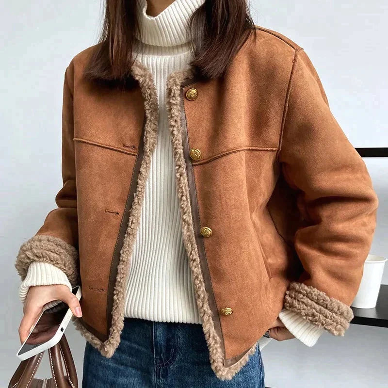 Gemütliche braune Damenjacke mit Fleecefutter und Knöpfen