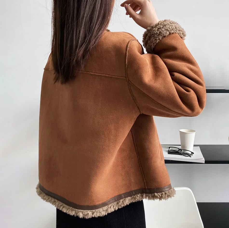 Gemütliche braune Damenjacke mit Fleecefutter und Knöpfen