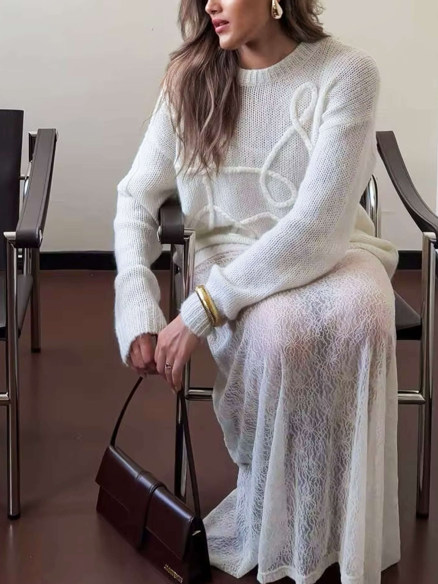 Gemütlicher Oversize-Pullover mit eleganten Stickereien