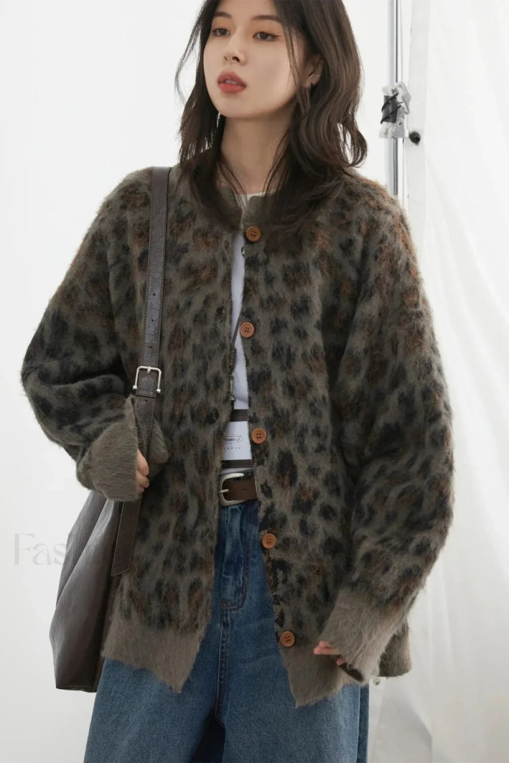 Gemütliche Strickjacke mit Leopardenmuster und einreihiger Knopfleiste