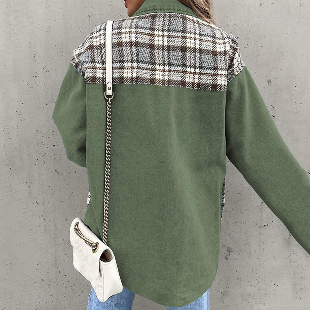 Schicke karierte Jacke mit klassischem Kragen und Knopfdetail