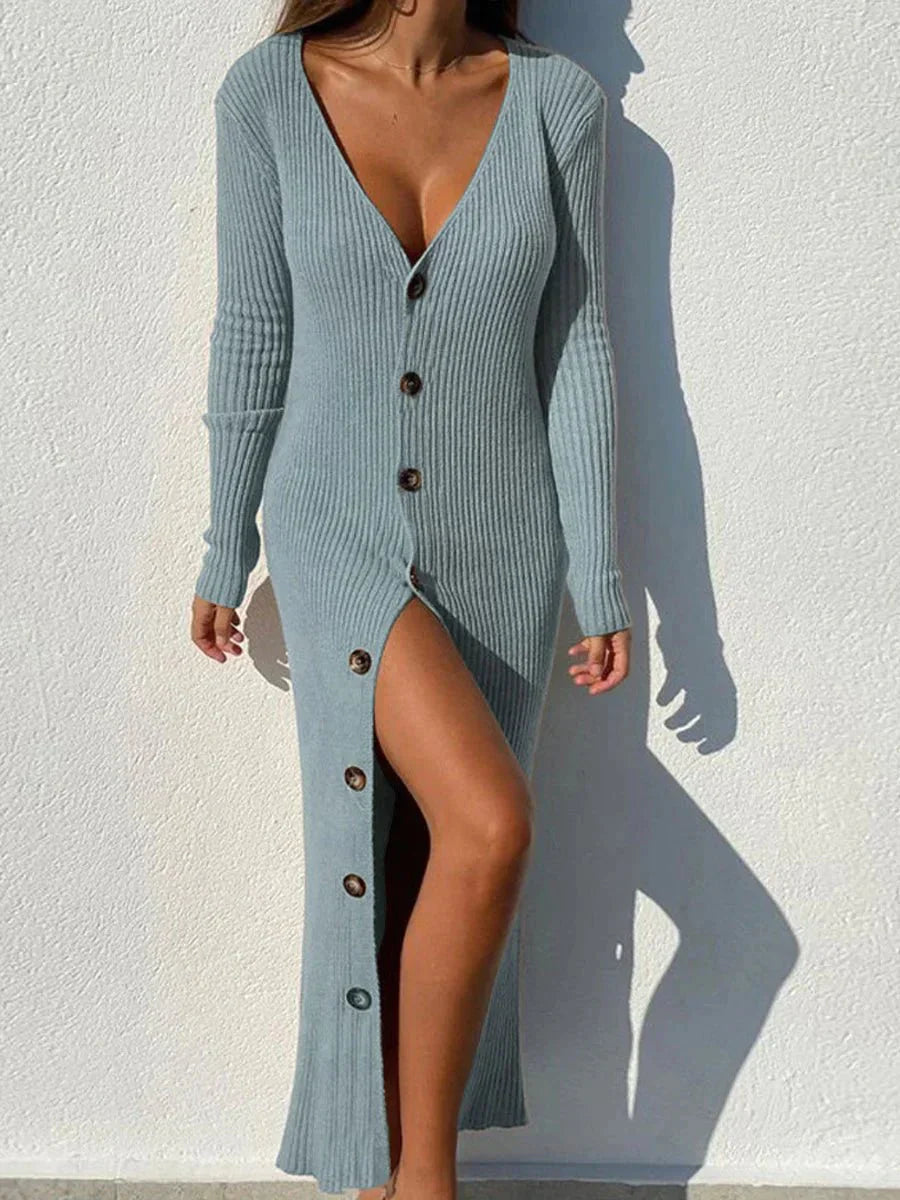Gemütliches langes Strickkleid mit tiefem, geknöpftem Ausschnitt