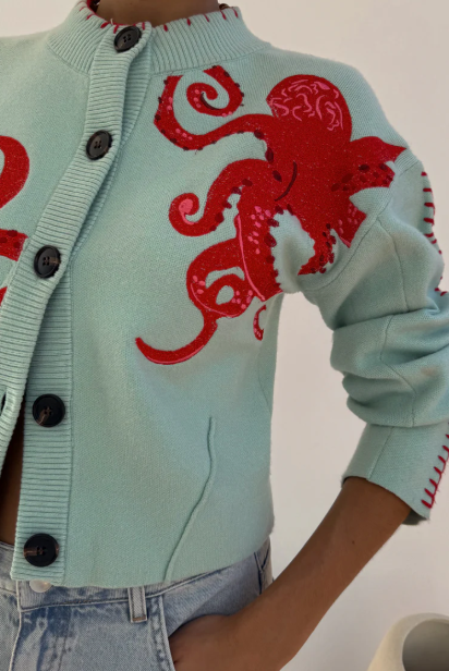 Gemütliche Küstenstrickjacke mit Oktopus-Motiv und Kontrastpaspelierung