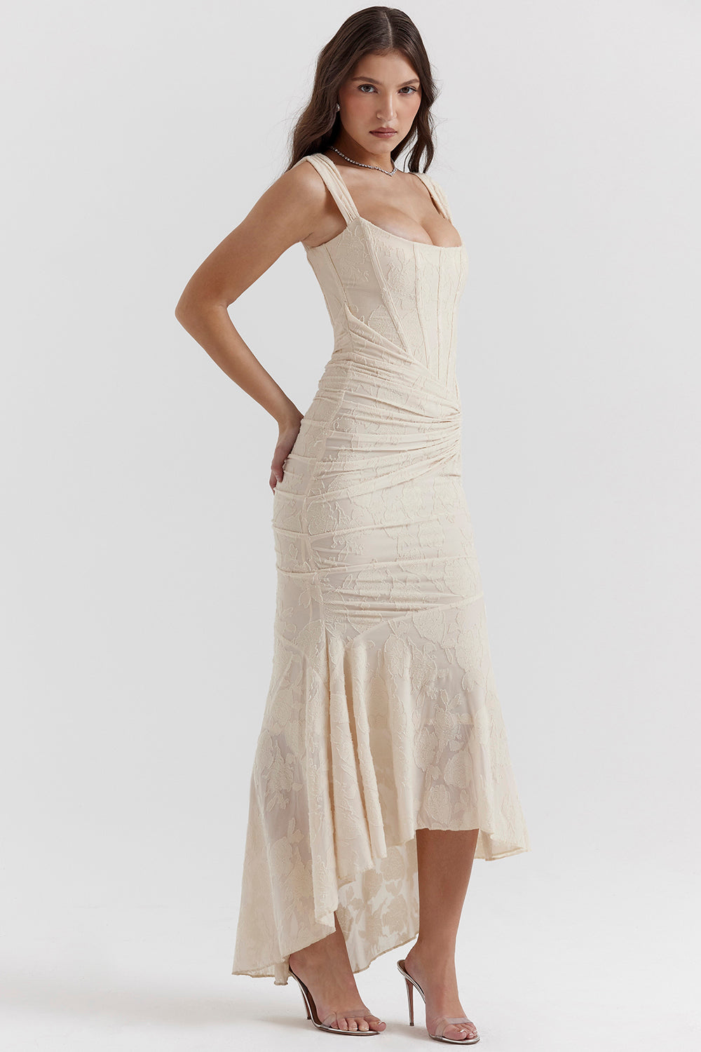 Fließendes Taillenbetontes Midi-Kleid