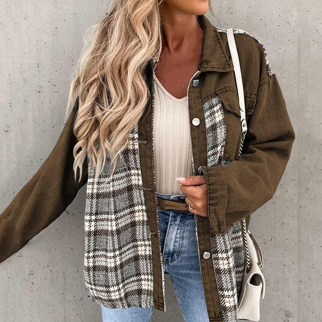 Schicke karierte Jacke mit klassischem Kragen und Knopfdetail