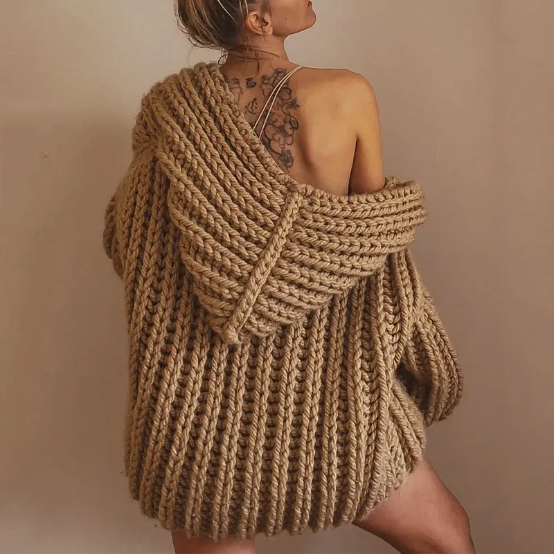 Gemütlicher übergroßer Strickkapuzenpullover