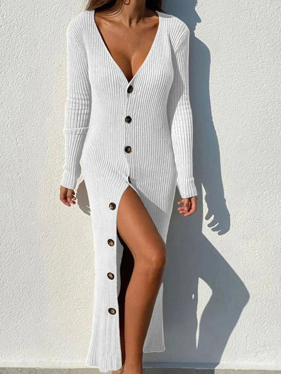 Gemütliches langes Strickkleid mit tiefem, geknöpftem Ausschnitt