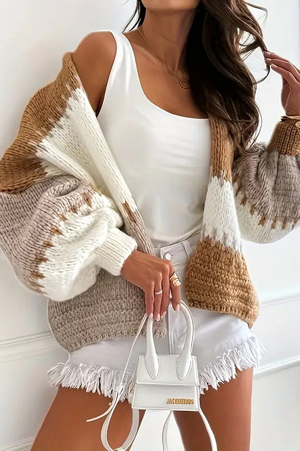 Gemütliche lässige Strickjacke mit Kontrastnaht-Detail