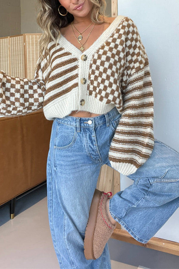 Gemütliche gestreifte leichte Strickjacke mit Karomuster