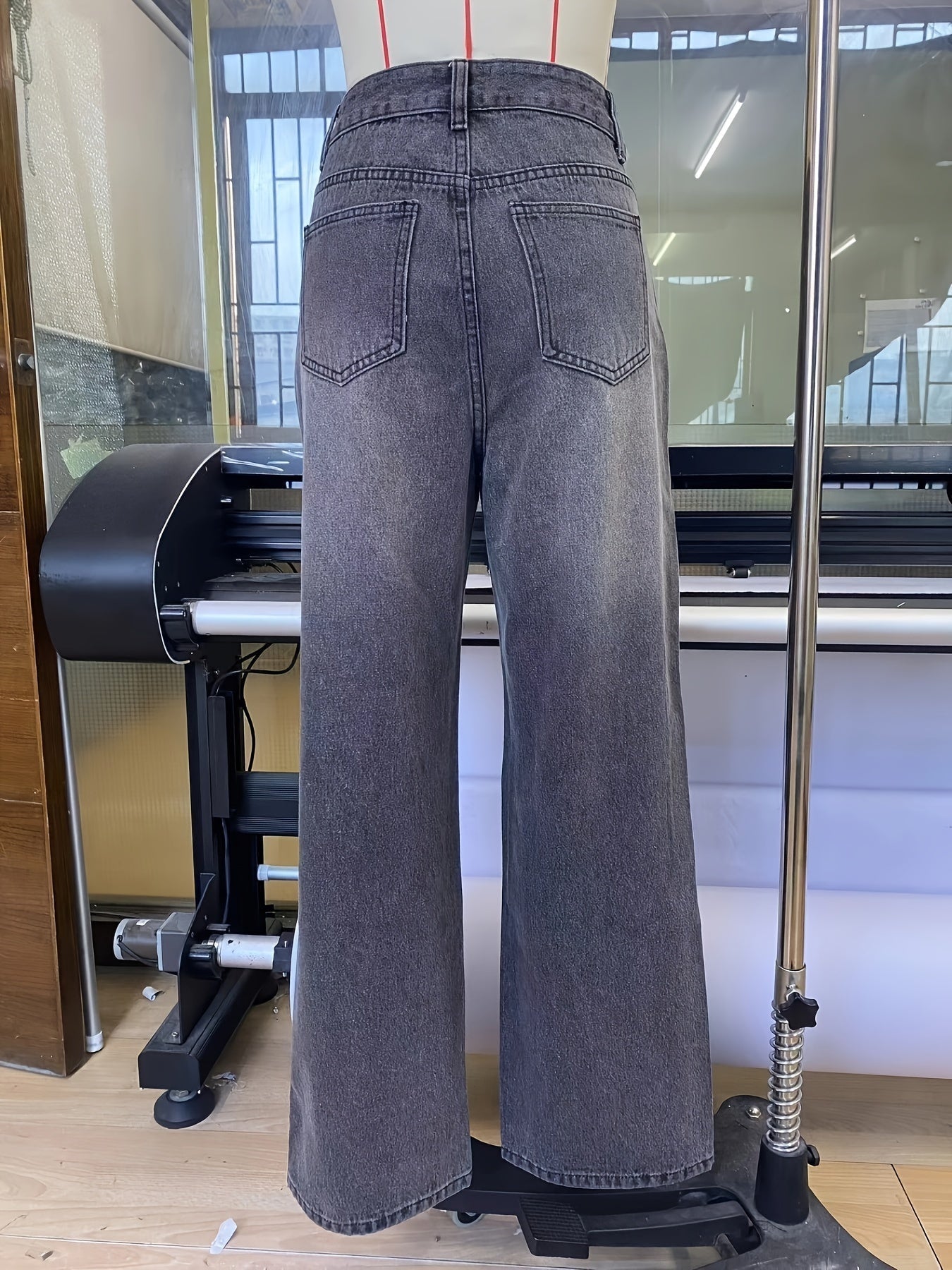 High-Waist Jeans mit weitem Bein und Grafikdesign