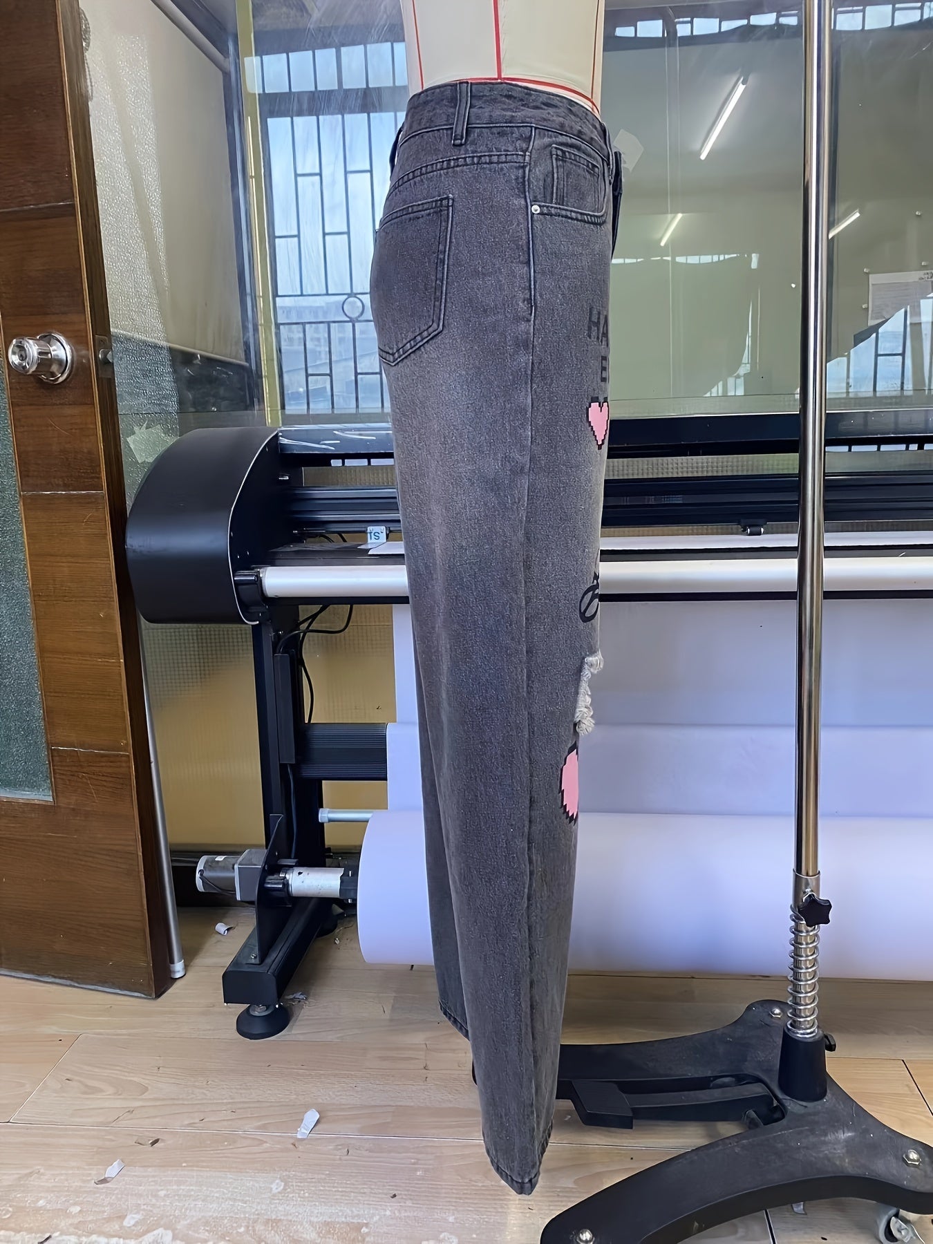 High-Waist Jeans mit weitem Bein und Grafikdesign