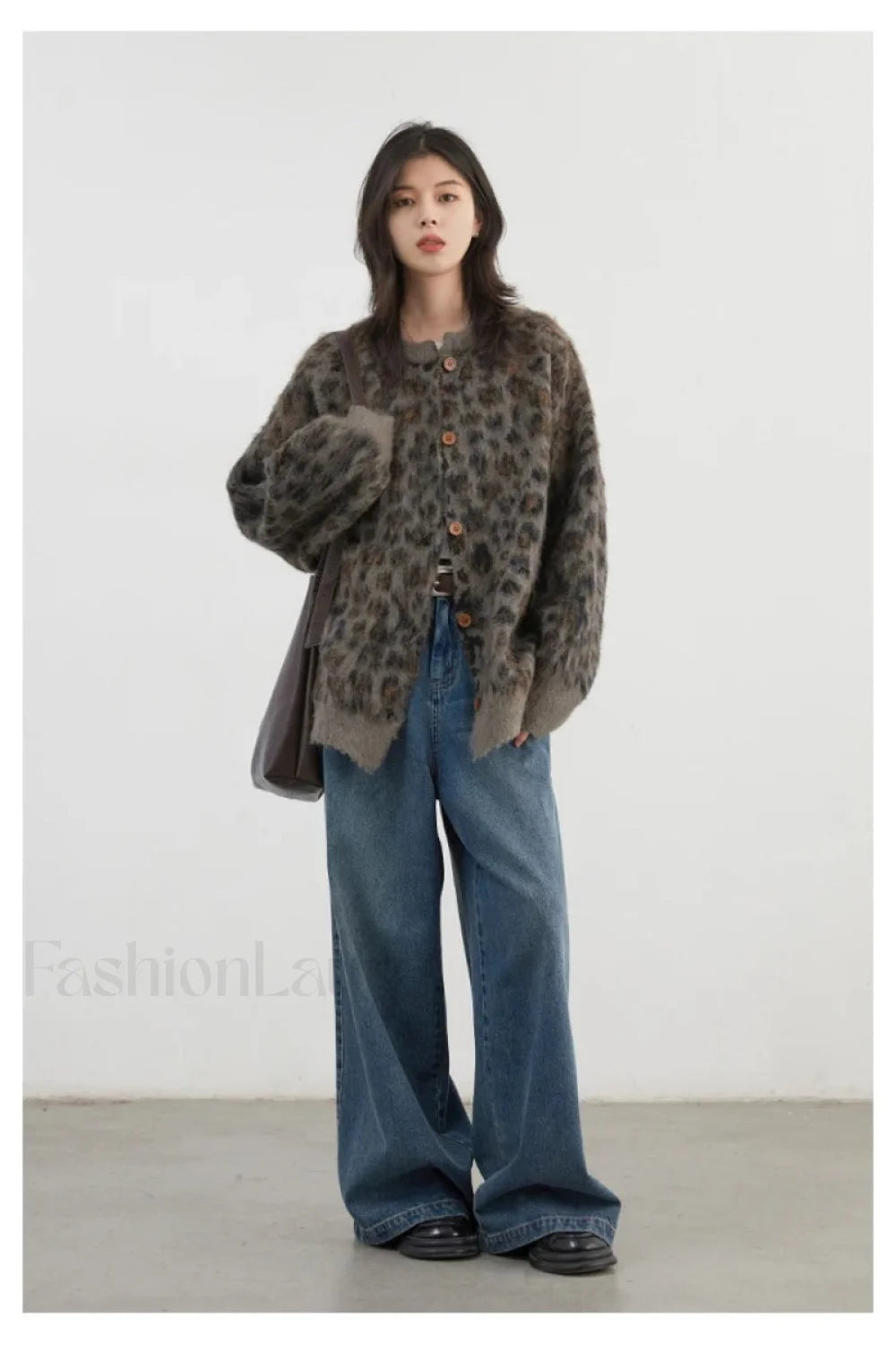 Gemütliche Strickjacke mit Leopardenmuster und einreihiger Knopfleiste