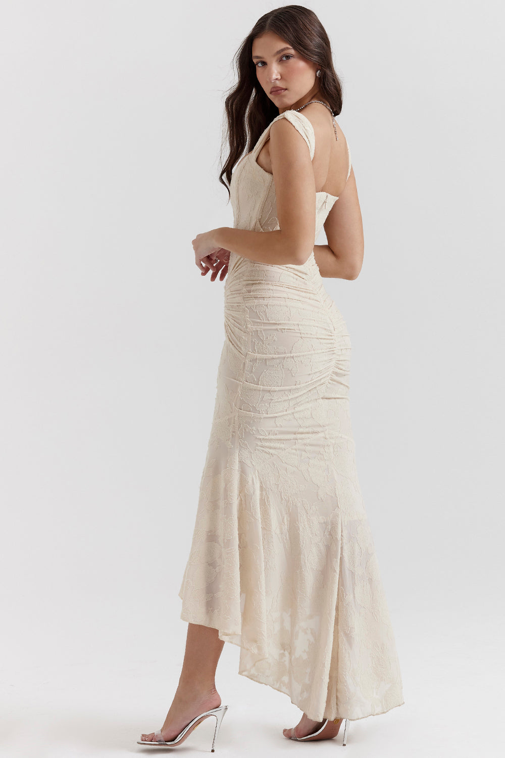 Fließendes Taillenbetontes Midi-Kleid