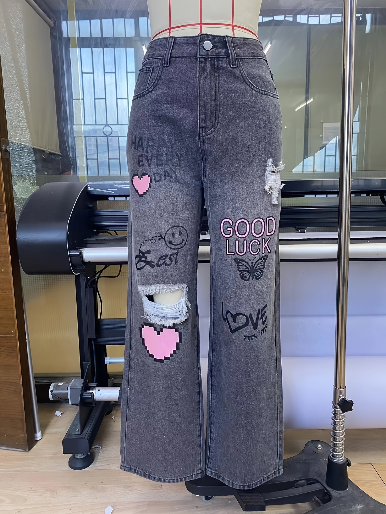 High-Waist Jeans mit weitem Bein und Grafikdesign
