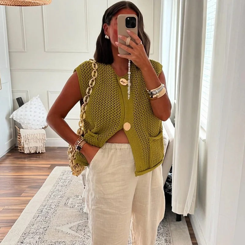 Eudora | Textured Knit Vest met Knoopdetails