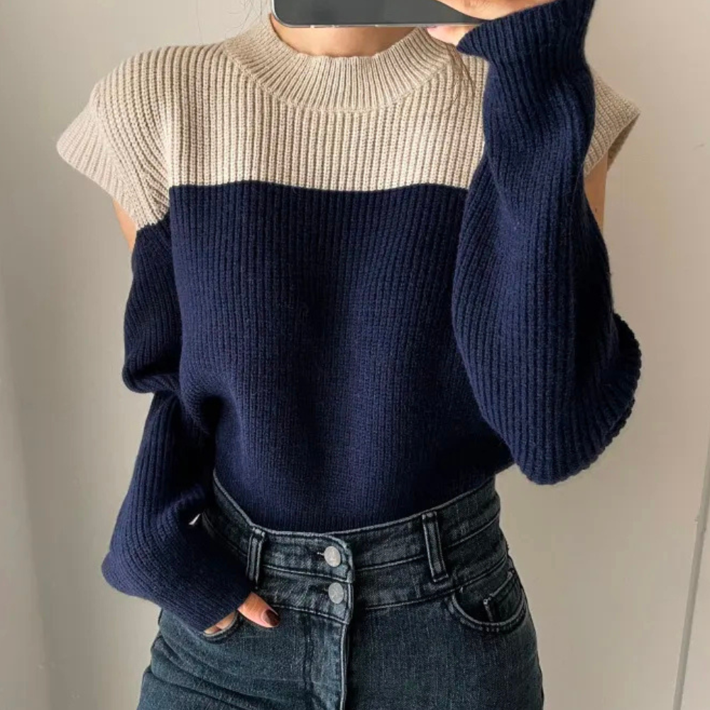 Zweifarbiger Strickpullover mit Ausschnitten an den Ärmeln