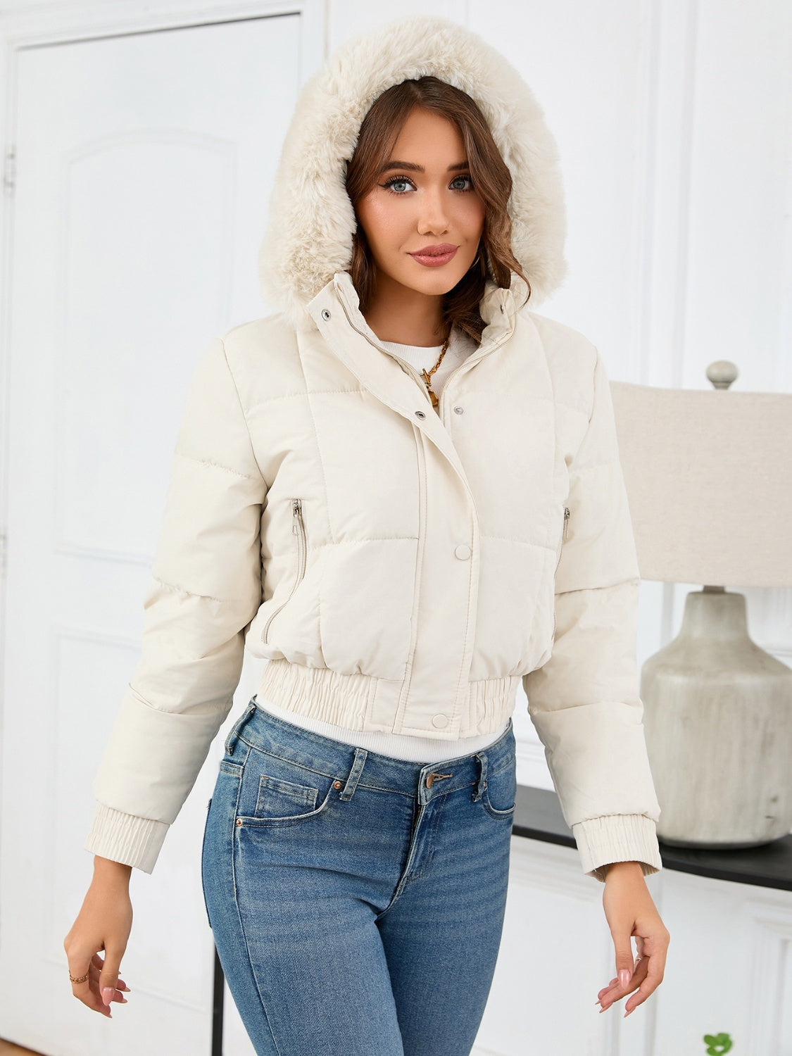 Gemütliche wattierte Winterjacke mit Pelzkapuze und Taschen