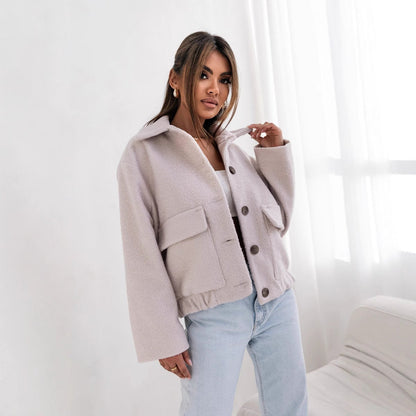 Übergroße kurzgeschnittene Wollmischjacke mit Knopfleiste und Taschen