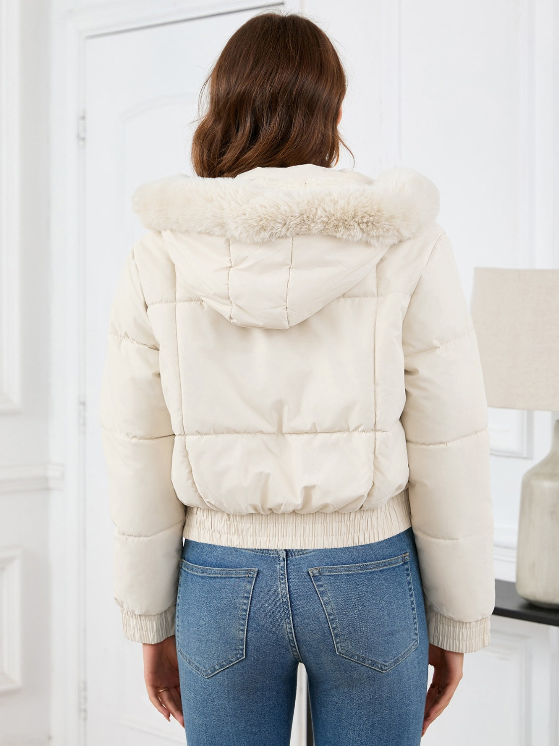 Gemütliche wattierte Winterjacke mit Pelzkapuze und Taschen