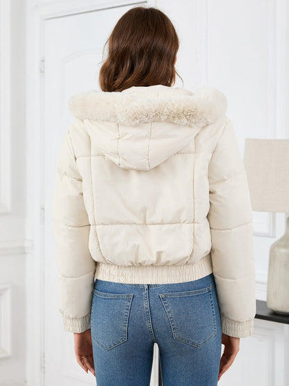Gemütliche wattierte Winterjacke mit Pelzkapuze und Taschen