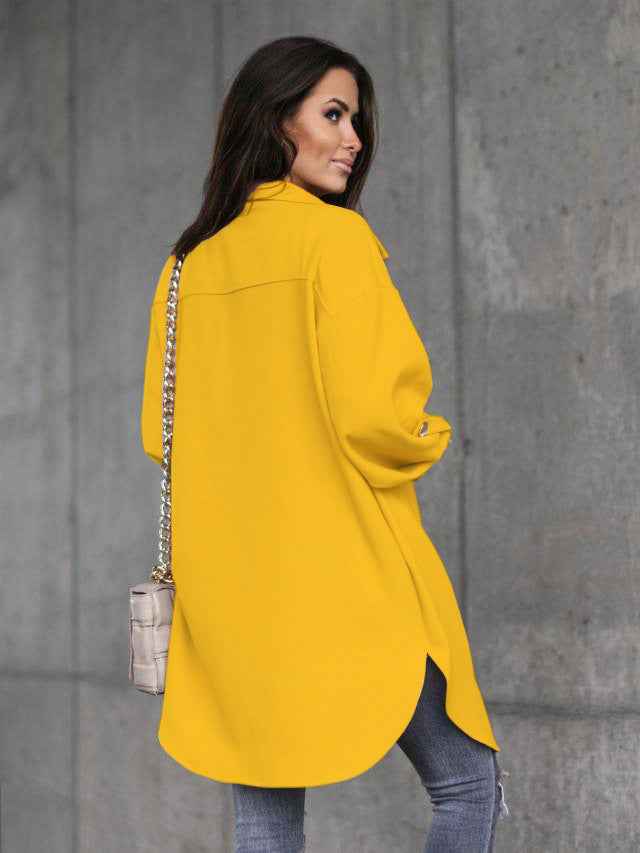 Gemütliche lange Hemdjacke mit Knöpfen, Wollkragen und Revers