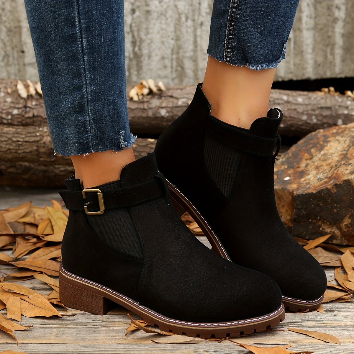 Schicke Ankle Boots mit Blockabsatz, Schnallenriemen und elastischen Seitenteilen