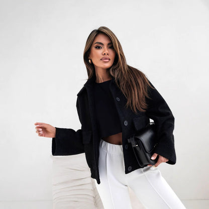 Übergroße kurzgeschnittene Wollmischjacke mit Knopfleiste und Taschen