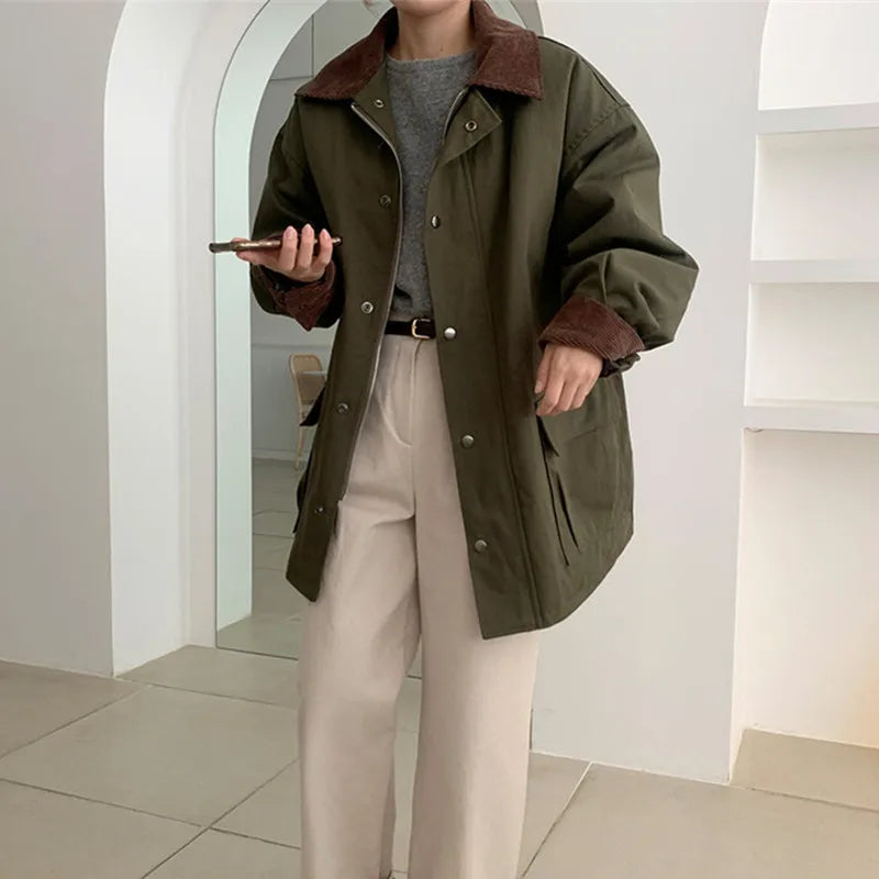 Vintage-inspirierte Damenjacke mit umgeschlagenem Kragen und großen Taschen