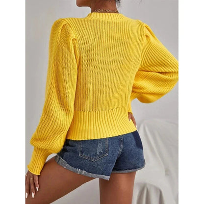 Gemütlicher weicher Strickpullover mit stylischem Kettendetail