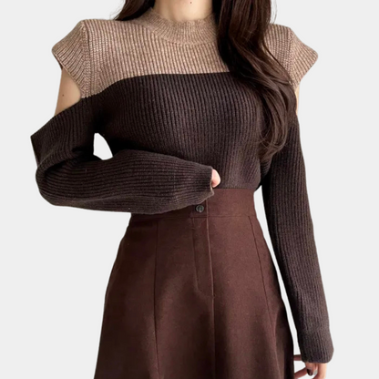 Zweifarbiger Strickpullover mit Ausschnitten an den Ärmeln