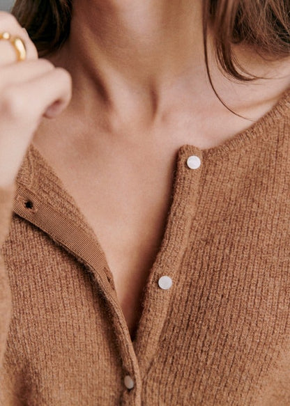 Gemütlicher grob gestrickter Cardigan-Pullover