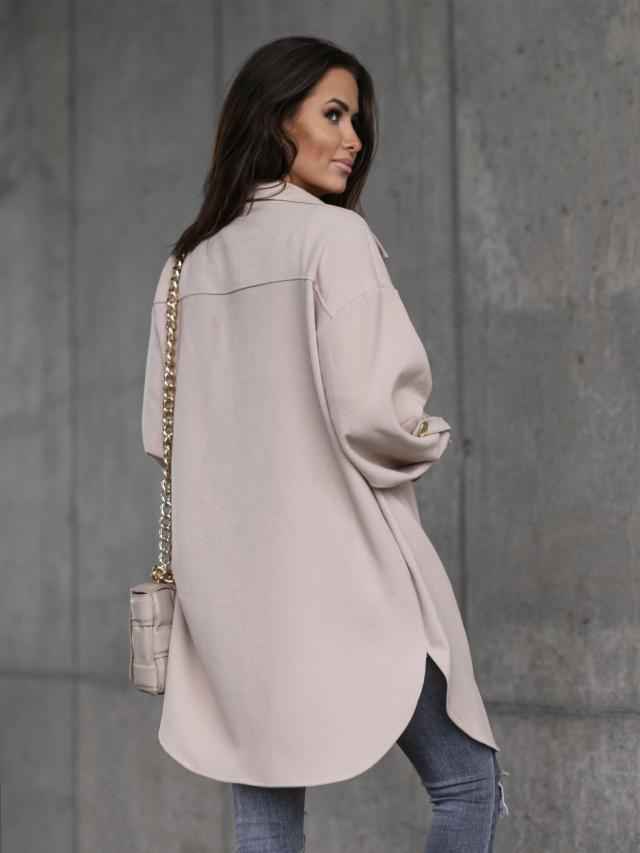 Gemütliche lange Hemdjacke mit Knöpfen, Wollkragen und Revers