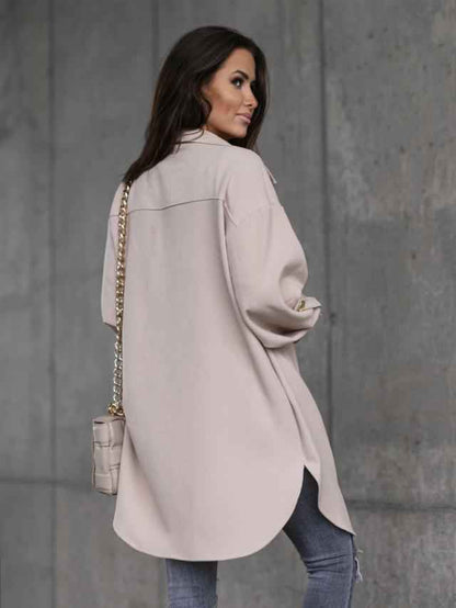 Gemütliche lange Hemdjacke mit Knöpfen, Wollkragen und Revers