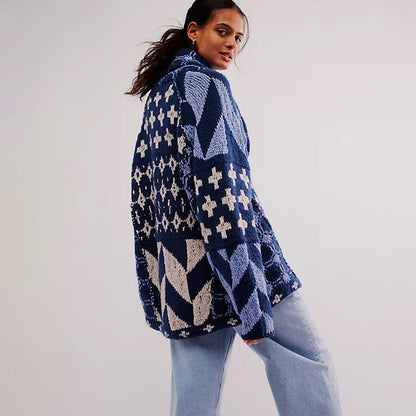 Gemütliche weiche Jacke mit modernen geometrischen Mustern