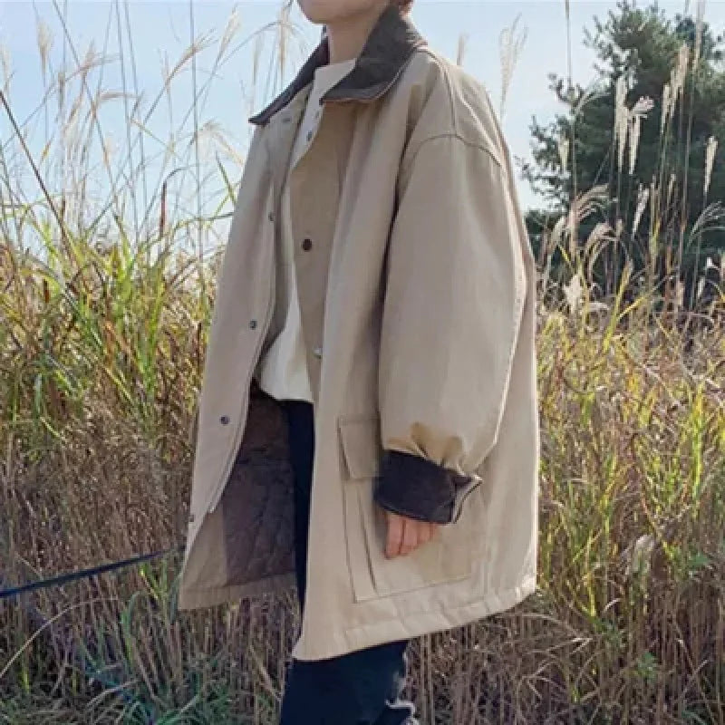 Vintage-inspirierte Damenjacke mit umgeschlagenem Kragen und großen Taschen