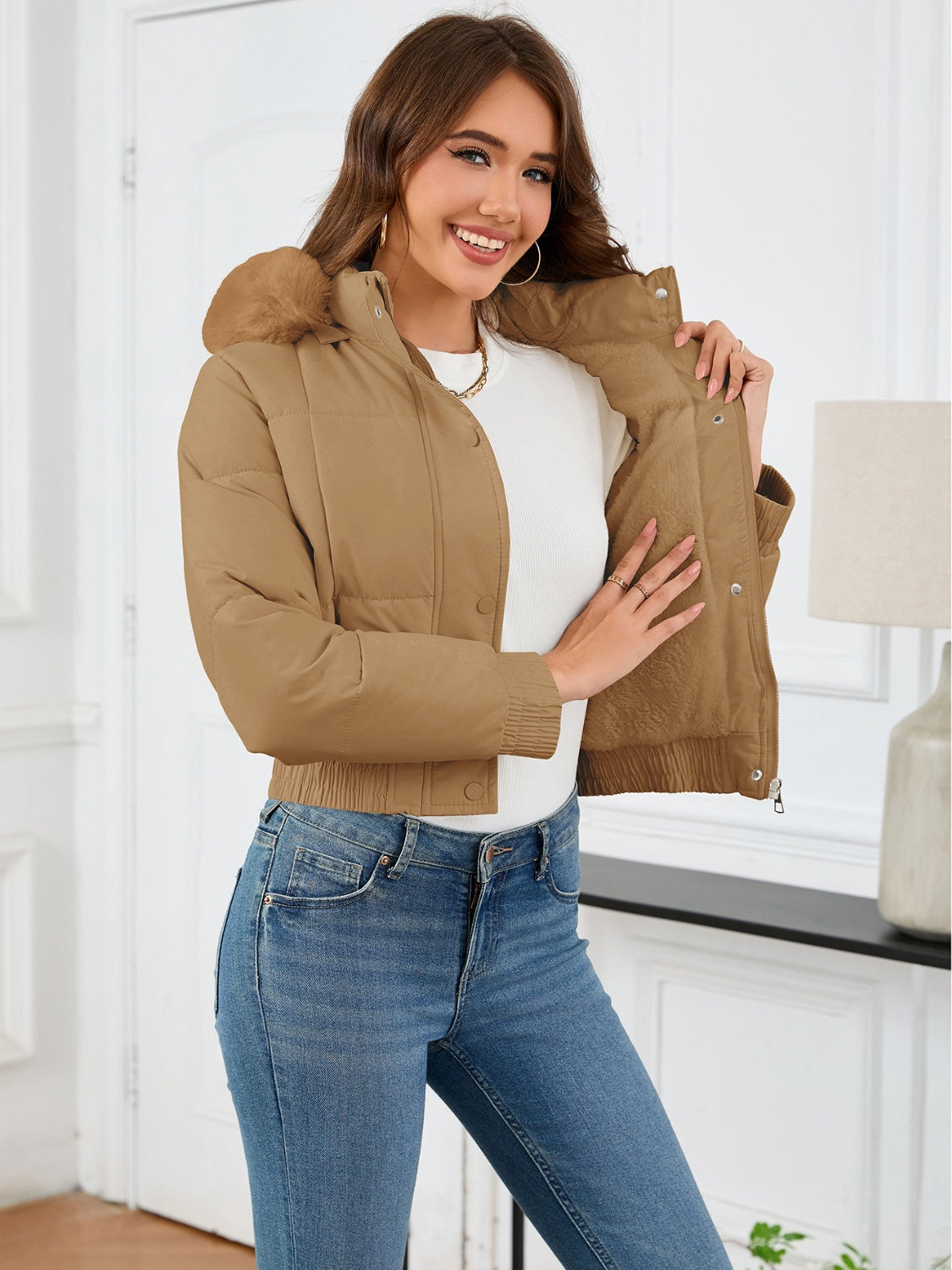 Gemütliche wattierte Winterjacke mit Pelzkapuze und Taschen