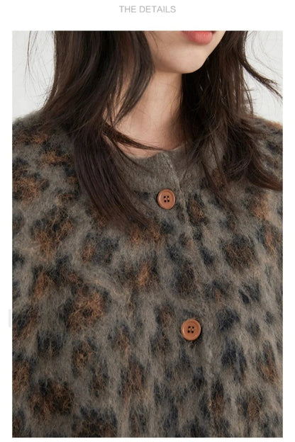 Gemütliche Strickjacke mit Leopardenmuster und einreihiger Knopfleiste