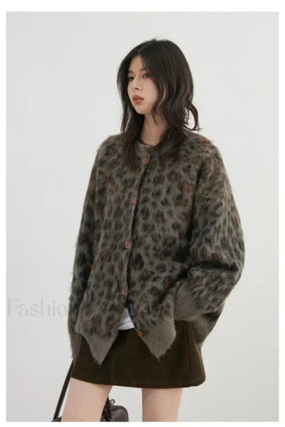 Gemütliche Strickjacke mit Leopardenmuster und einreihiger Knopfleiste